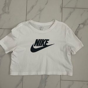 Nike essential cropped tee